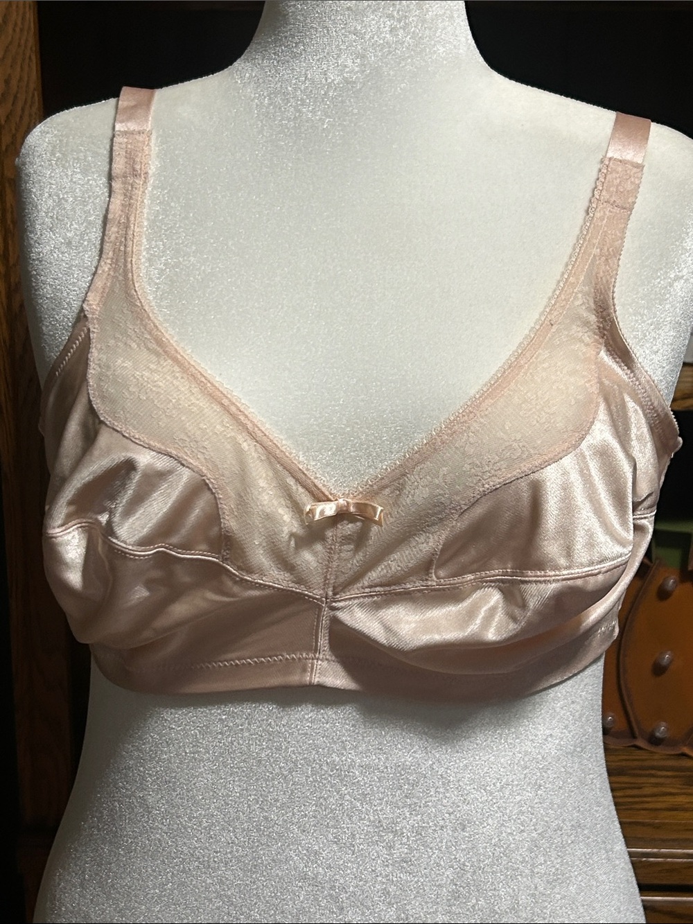 Non-Wired Satin Comfort Bra with Lace Trim in Blush Pink Size 44DD NWOT